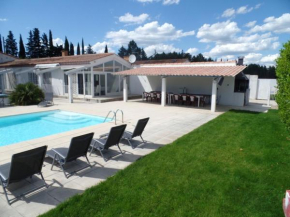 Гостиница Villa de 6 chambres avec piscine privee sauna et jardin clos a Meynes  Мейн